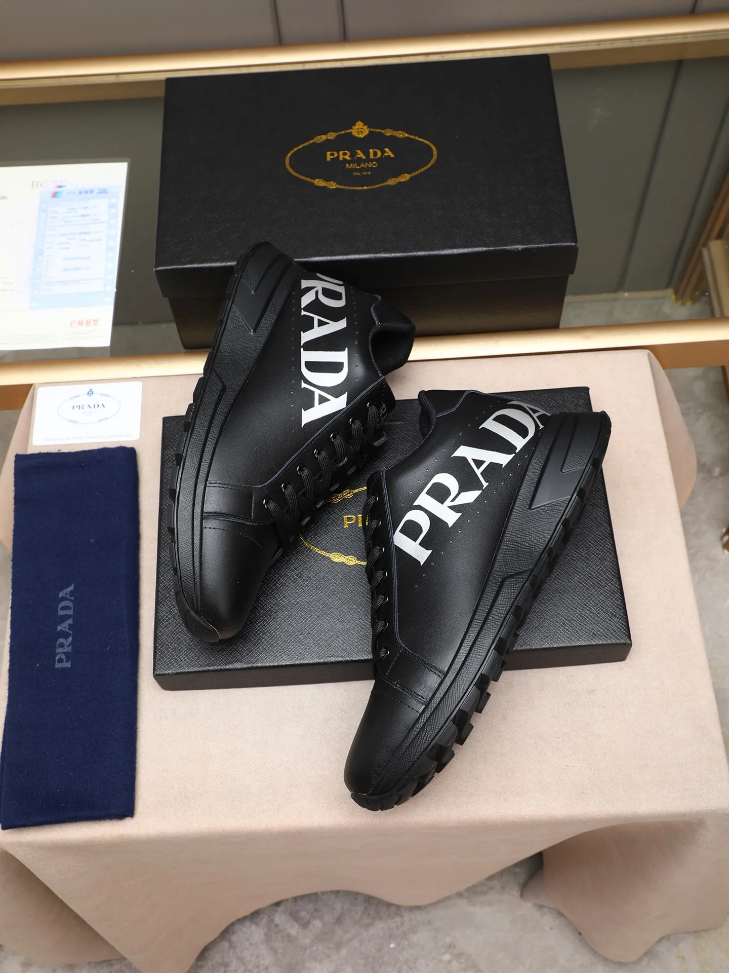Men's shoes 💰460 PRADA's new model is on the market, the picture above is a must-sell! Fashionable casual men's shoes, trendy and versatile, relaxed and sporty style, imported cowhide leather uppers 3D printed and ultra-fine workmanship. Light and comfortable on the feet, available in 5 colors! 38-44(45 customized)